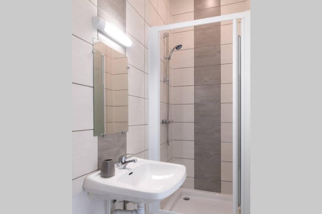 Studio Meuble Verdun - 3Eme Etage, Verdun Luaran gambar